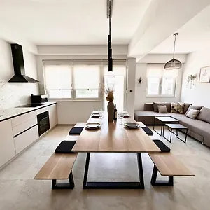 https://clouds-apartments-iovo.hotels-in-trogir.com